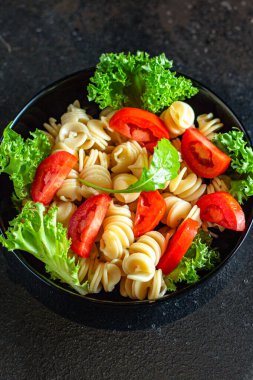 makarna salatası domates salatası marul sağlıklı glüten içermeyen vitaminler atıştırmalık üst görünüm fotokopi alanı metin yemek arka planı kırsal