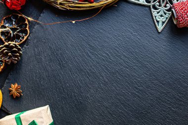 Yılbaşı arkaplanı hediyesi ağaç süsleme şenlik masa tatili partisi. Yeni yıl, metin yiyecekleri arka planı için en büyük boy fotokopi alanı sunulacak.