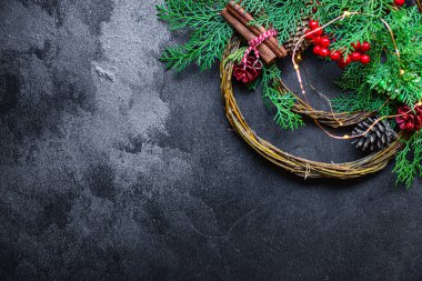 Yılbaşı arkaplanı hediyesi ağaç süsleme şenlik masa tatili partisi. Yeni yıl, metin yiyecekleri arka planı için en büyük boy fotokopi alanı sunulacak.