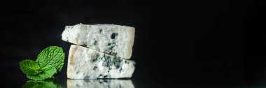 Mavi peynirli gorgonzola ya da dorblu rokfor, cambozola, stilton sağlıklı malzemeli çerez peynir tabağı üst görünüm arka plan kırsal metinler için fotokopi alanı