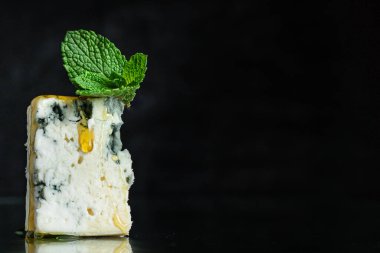 Mavi peynirli gorgonzola ya da dorblu rokfor, cambozola, stilton sağlıklı malzemeli çerez peynir tabağı üst görünüm arka plan kırsal metinler için fotokopi alanı