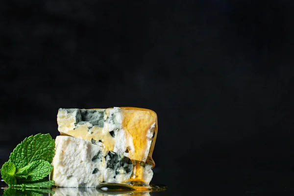 ブルーチーズゴルゴンゾーラまたはドルブルロックフォート カンボゾーラ スティルトン健康成分スナックチーズプレートトップ表示テキスト用コピースペースフード背景素朴な — ストック写真