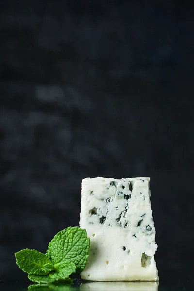 ブルーチーズゴルゴンゾーラまたはドルブルロックフォート カンボゾーラ スティルトン健康成分スナックチーズプレートトップ表示テキスト用コピースペースフード背景素朴な — ストック写真