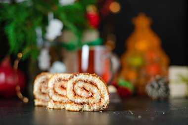 Noel 'de tatlı çörek, ev yapımı kek, pasta, festival masası, Noel partisi, yeni yıl hediyesi, porsiyon boy, fotokopi, arka plan, kırsal alan.