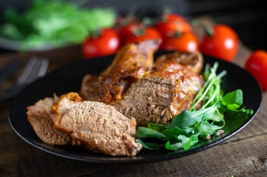 Kızarmış domuz eti ya da sığır eti malzemesi sağlıklı bir öğün atıştırmalığı hazırlamak için üst görünüm metin gıdası arka plan kırsal keto veya paleo diyeti için fotokopi alanı