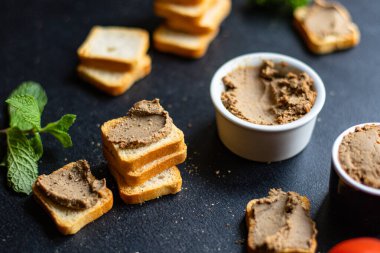 tavuk ciğeri ve sebzeler sağlıklı yemek malzemeleri üst görünüm fotokopi alanı metin gıda arka planı kırsal