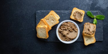 tavuk ciğeri ve sebzeler sağlıklı yemek malzemeleri üst görünüm fotokopi alanı metin gıda arka planı kırsal