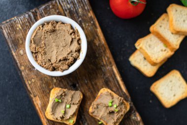 tavuk ciğeri ve sebzeler sağlıklı yemek malzemeleri üst görünüm fotokopi alanı metin gıda arka planı kırsal