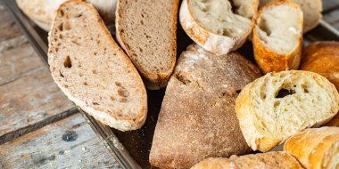 Ekmeğin birçok farklı türde bakeciabata, çavdar, buğday ve daha çeşitli hamur işleri siyah-beyaz, sağlıklı atıştırmalıklar üst görünüm metin yiyecekleri arka planı için fotokopi alanı