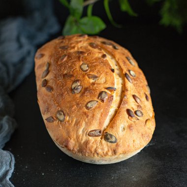 Balkabağı ve ayçiçeği tohumlu tam tahıllı ekmek. Ekşi hamurlu ekmek. Ekşi ekmek. Ekşi ekmek.