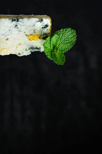 ブルーチーズゴルゴンゾーラまたはドルブルスチルトン乳製品ヤギの羊や牛のミルクRoquefort Cambozola健康成分スナックチーズプレートトップ表示テキスト食品背景のためのコピースペース — ストック写真
