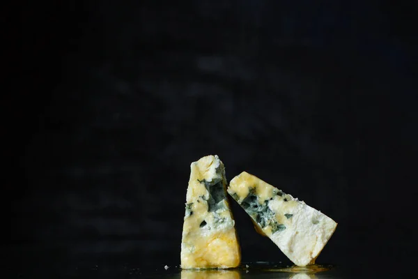 用山羊或奶牛奶制成的蓝奶酪戈龙佐拉或多布勒顿乳制品 健康配料小吃奶酪盘顶视图复制空间为文字食物背景 — 图库照片
