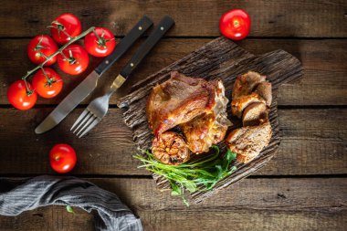 Kızarmış domuz eti ya da sığır eti bbq sağlıklı bir yemek aperatifi hazırlıyor. Arka plandaki metinler için fotokopi alanı. Kırsal keto veya paleo diyeti.