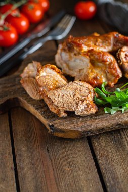 Kızarmış domuz eti ya da sığır eti bbq sağlıklı bir yemek aperatifi hazırlıyor. Arka plandaki metinler için fotokopi alanı. Kırsal keto veya paleo diyeti.