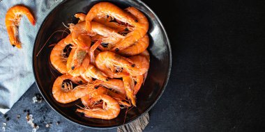 Taze karides pişirilmiş karides. Tabakta servis edilmeye hazır. Sağlıklı yemek atıştırmalığı.