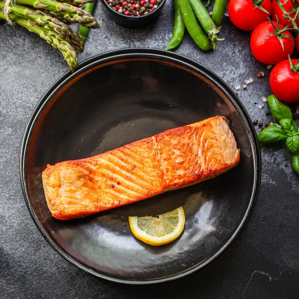 somon balığı kızartılmış bbq ızgara deniz ürünleri fırınlanmış yemek lezzetli üst görünüm fotokopi alanı arka plan kırsal