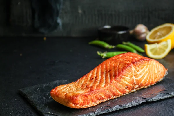 Zalm Vis Gebakken Bbq Grill Zeevruchten Gebakken Maaltijd Lekker Bovenaanzicht — Stockfoto