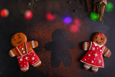 Zencefilli bisküvi tatlı kurabiyeler bayramlık Noel sofrası yeni yıl hediyesi lezzetli. Üst boy fotokopi alanı metin yiyecekleri arka planında kırsal glütensiz.