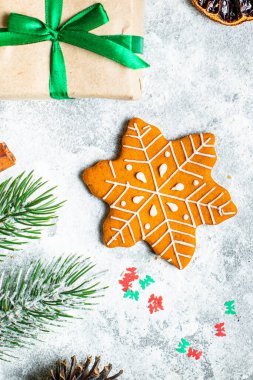 Zencefilli çörek şenlikli tatlı pastalar tatlı tatlı tatlı tatlı tatlı noel pastası bayram partisi sunan yeni yıl hediyesi büyük boy porsiyonlar fotokopi odası arka plan kırsal