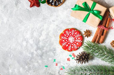 Zencefilli çörek şenlikli tatlı pastalar tatlı tatlı tatlı tatlı tatlı noel pastası bayram partisi sunan yeni yıl hediyesi büyük boy porsiyonlar fotokopi odası arka plan kırsal