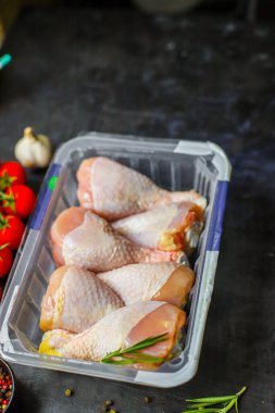 Tavuk budu çiğ et. Masada yemek için hazır. Sağlıklı yemek malzemesi. Üst görünüm.