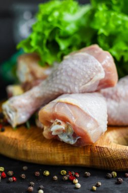 Tavuk budu çiğ et. Masada yemek için hazır. Sağlıklı yemek malzemesi. Üst görünüm.