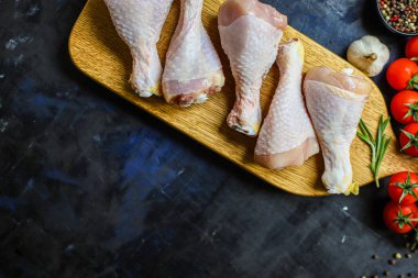 Tavuk budu çiğ et. Masada yemek için hazır. Sağlıklı yemek malzemesi. Üst görünüm.