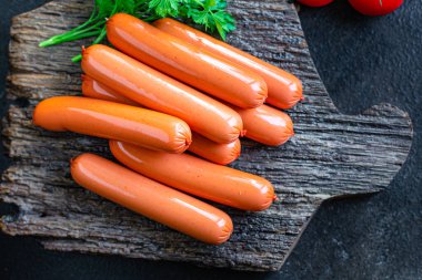 Etli sosis, sığır eti ya da tavuk masada yemeye hazır. Sağlıklı yemek malzemesi. Üst kattaki fotokopi odası.