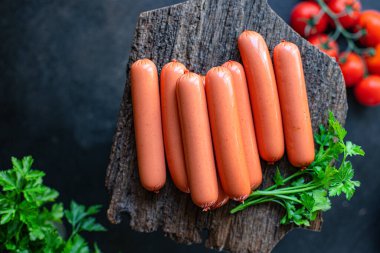 Etli sosis, sığır eti ya da tavuk masada yemeye hazır. Sağlıklı yemek malzemesi. Üst kattaki fotokopi odası.