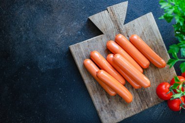 Etli sosis, sığır eti ya da tavuk masada yemeye hazır. Sağlıklı yemek malzemesi. Üst kattaki fotokopi odası.