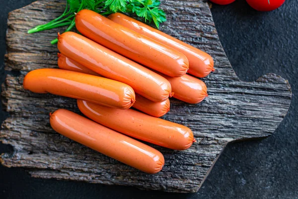 Etli sosis, sığır eti ya da tavuk masada yemeye hazır. Sağlıklı yemek malzemesi. Üst kattaki fotokopi odası.