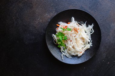 lahana salatası baharatları ve tereyağlı atıştırmalık hazır. Sağlıklı yemek malzemesi. Üst görünüm fotokopi alanı.