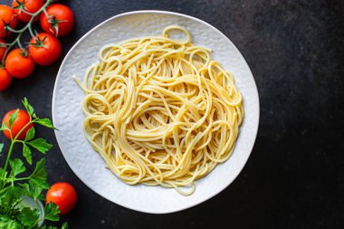 spagetti durum buğday makarna ikinci tabak glüten ücretsiz aperatif masada yemeye hazır sağlıklı yemek malzemeleri üst görünüm fotokopi alanı metin yemek arka plan kırsal