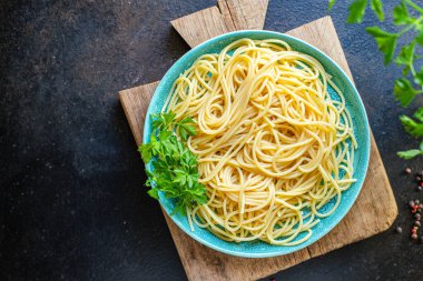 spagetti durum buğday makarna ikinci tabak glüten ücretsiz aperatif masada yemeye hazır sağlıklı yemek malzemeleri üst görünüm fotokopi alanı metin yemek arka plan kırsal