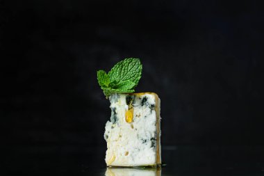 Mavi peynirli yiyecek... keçi koyunundan ya da inek sütünden yapılmış küf mantarı... sağIıklı atıştırmalık peynir tabağı... metin arkaplanı için kopya alanı... 