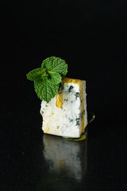 Mavi peynirli yiyecek... keçi koyunundan ya da inek sütünden yapılmış küf mantarı... sağIıklı atıştırmalık peynir tabağı... metin arkaplanı için kopya alanı... 