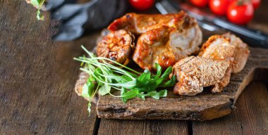 Pişmiş et festivali sofrası masamızda hazır bekliyor. Sağlıklı yemek atıştırmalıkları sunuyor. Arka plandaki metinler için üst görünüm fotokopi alanı.