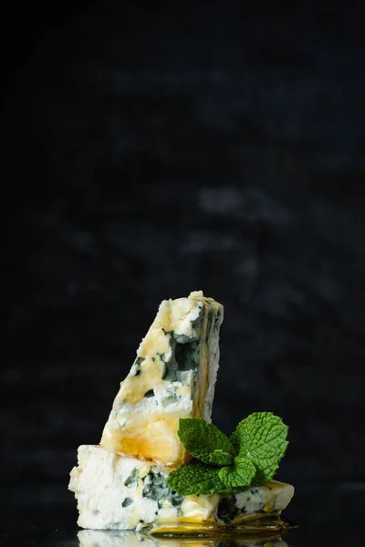 ヤギの羊や牛の乳から作られた青いチーズ食品型乳製品健康的なスナックチーズプレートトップビューテキスト背景のためのコピースペース — ストック写真