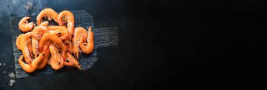 Karidesli deniz mahsulleri, karides pişirmeye hazır. Sağlıklı yemek atıştırmalıkları sunuyor. Arka planda metinler için fotokopi alanı.