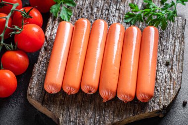 Sosisler seitan buğday proteini klasik vejetaryen ya da vejetaryen tadı ikinci çeşit atıştırmalık. Sağlıklı yemek malzemesi. Üst görünüm fotokopi alanı.