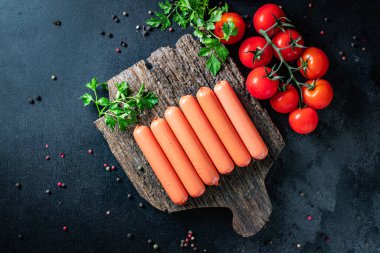 Sosisler seitan buğday proteini klasik vejetaryen ya da vejetaryen tadı ikinci çeşit atıştırmalık. Sağlıklı yemek malzemesi. Üst görünüm fotokopi alanı.