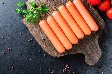 Sosisler seitan buğday proteini klasik vejetaryen ya da vejetaryen tadı ikinci çeşit atıştırmalık. Sağlıklı yemek malzemesi. Üst görünüm fotokopi alanı.