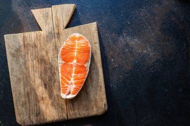 Taze somon balığı çiğ deniz ürünleri omega 3 saniyelik aperatif masada hazır. Sağlıklı yemek malzemeleri. Üst görünüm fotokopi alanı.