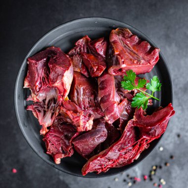 Çiğ domuz ya da sığır kalbi eti ikinci tabak aperatif masada yemeye hazır sağlıklı yemek malzemeleri üst görünüm fotokopi alanı metin gıdası arka plan kırsal keto ya da paleo diyeti için