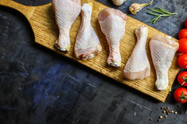 Masada yemek pişirmek için taze çiğ tavuk budu eti. Sağlıklı yemek. Üst görünüm fotokopi alanı.