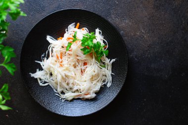 Lahanalı lahana salatası salatası salatası, terbiye abur cuburu, masada hazır. Sağlıklı yemek malzemeleri, üst görünüm, metin yiyecekleri arka planı için fotokopi alanı.