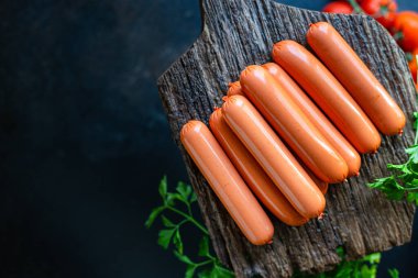 Etli sosis, sığır eti ya da tavuk sağlıklı beslenmeye hazır. Yemek için doğal malzeme. Arka planda metinler için fotokopi alanı.