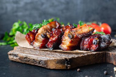 Baharatlı ızgara pirzola ve domates soslu domuz eti. İkinci çeşit meze. Masada hazır.