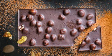 Fındıklı çikolata, fındıklı tatlı atıştırmalık. Masada hazır. Sağlıklı yemek.