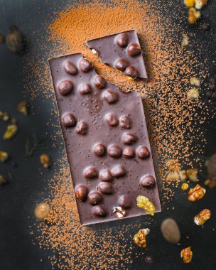 Fındıklı çikolata, fındıklı tatlı atıştırmalık. Masada hazır. Sağlıklı yemek.